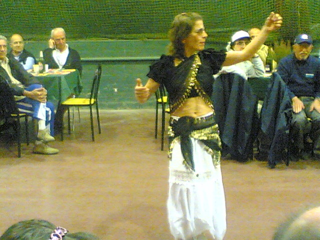 Foto di Loredana che danza in fusciacca, ha le braccia aperte mentre volteggia.